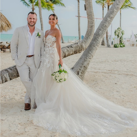Wedding Gown Worn once and preserved - Picture 4 of 5
